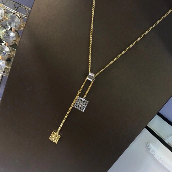 GIVENCHY